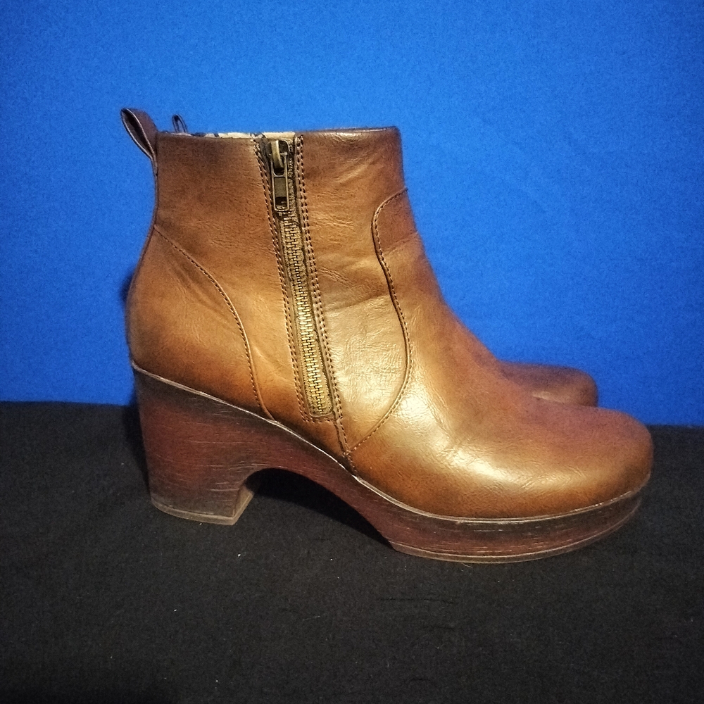 boc Brown Ankle Boots with Classic Design